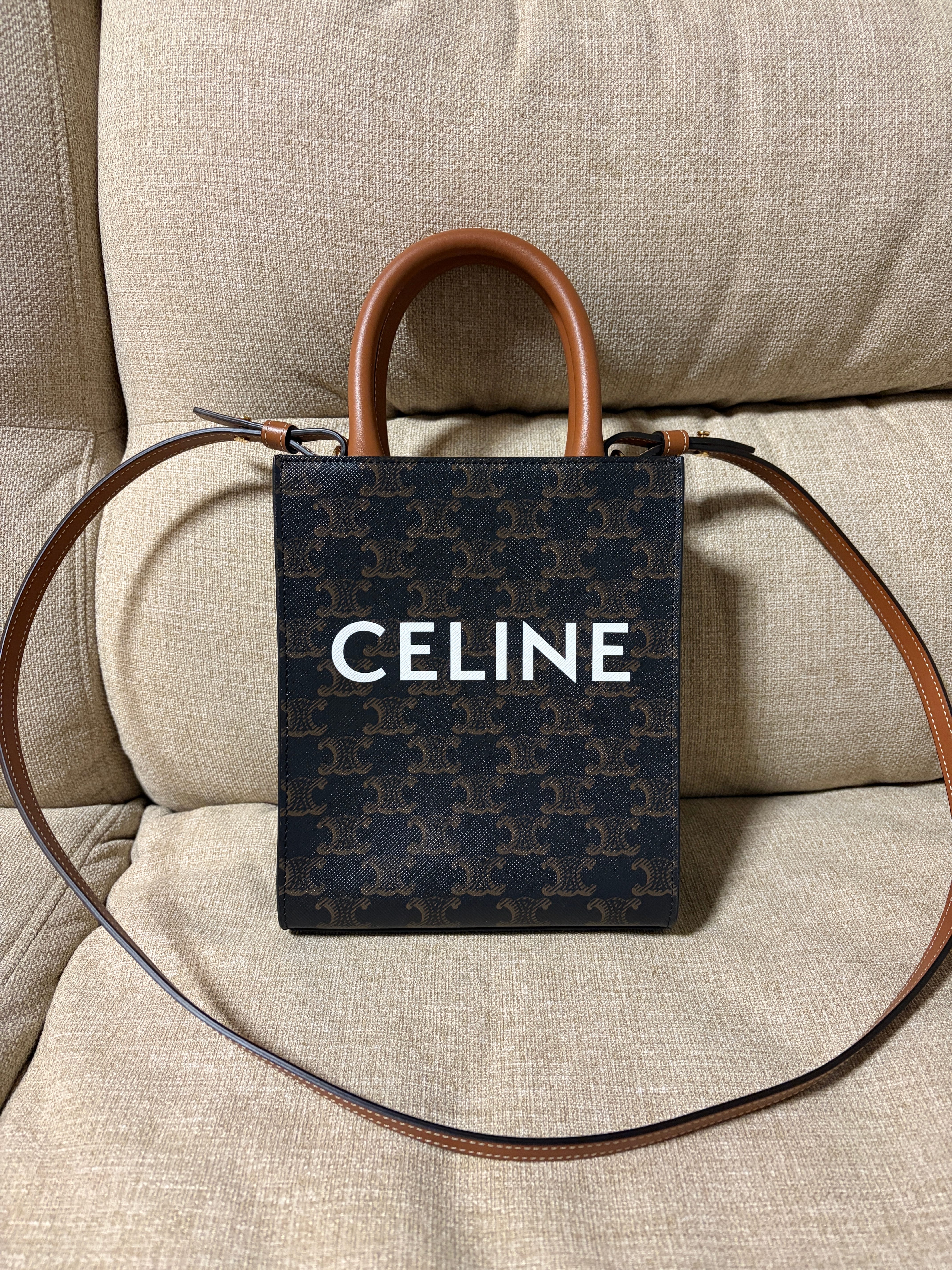 セリーヌ ミニ バーティカルカバ / トリオンフ キャンバス "タン" 194372BZK.04LU