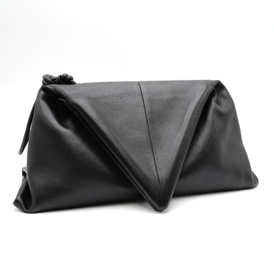 BOTTEGA VENETA(ボッテガヴェネタ)トライアングルフラップ クラッチバッグ セカンドバッグ ブラック レザー 三角フラップ ノットディテール レディース 【中古】