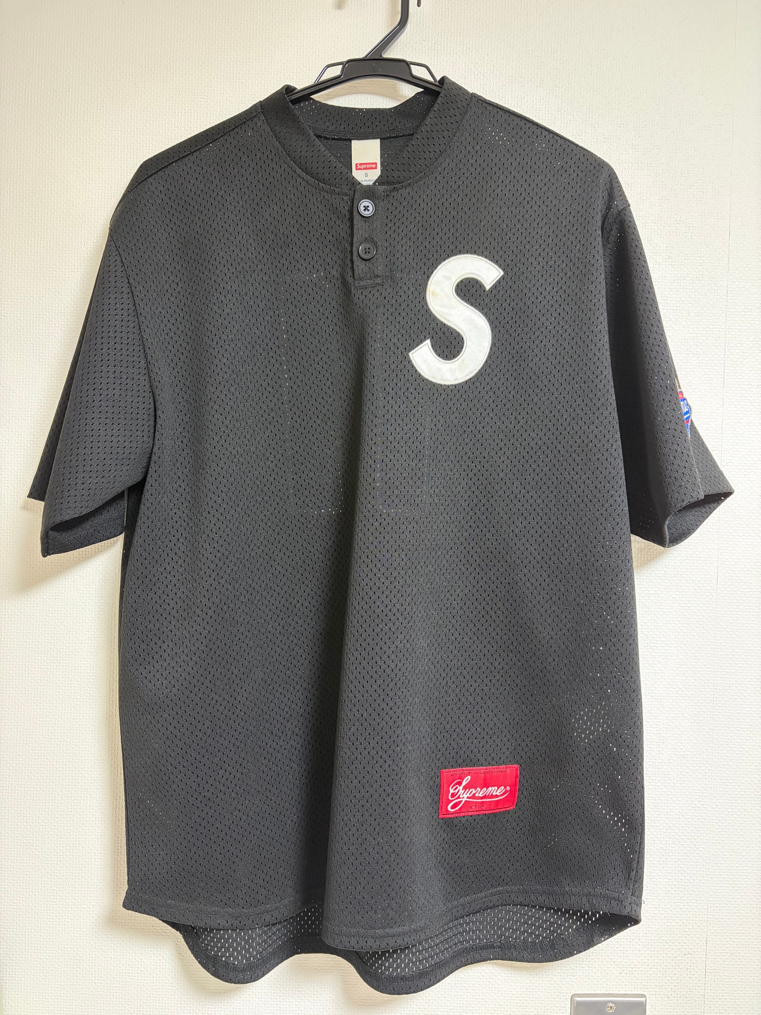 Supreme S Logo Baseball Henley "Black"