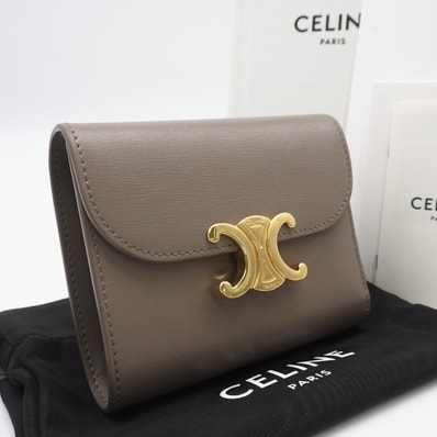 美品 CELINE セリーヌ シャイニーカーフスキン スモール フラップウォレット トリオンフ ぺブル 10D783DPV 三つ折り財布 グレージュ カーフレザー レディース