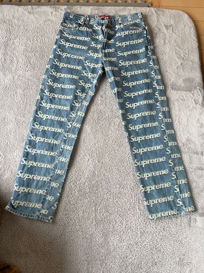 Supreme Frayed Logos Regular Jean "Blue"