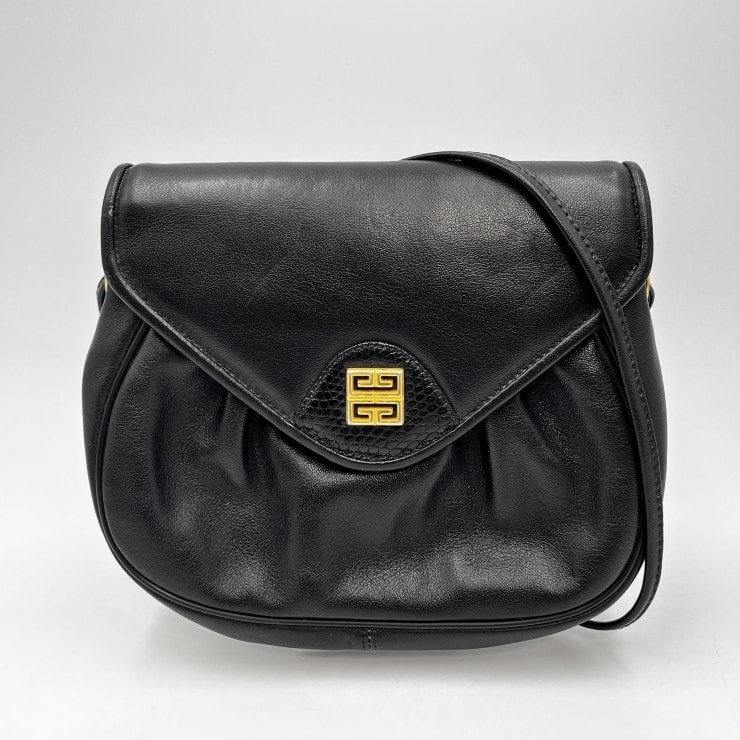 GIVENCHY(ジバンシィ)4Gロゴ ヴィンテージ ショルダーバッグ ブラック レザー ゴールド金具 フラップバッグ レディース【中古】