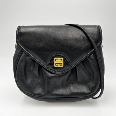 GIVENCHY(ジバンシィ)4Gロゴ ヴィンテージ ショルダーバッグ ブラック レザー ゴールド金具 フラップバッグ レディース【中古】