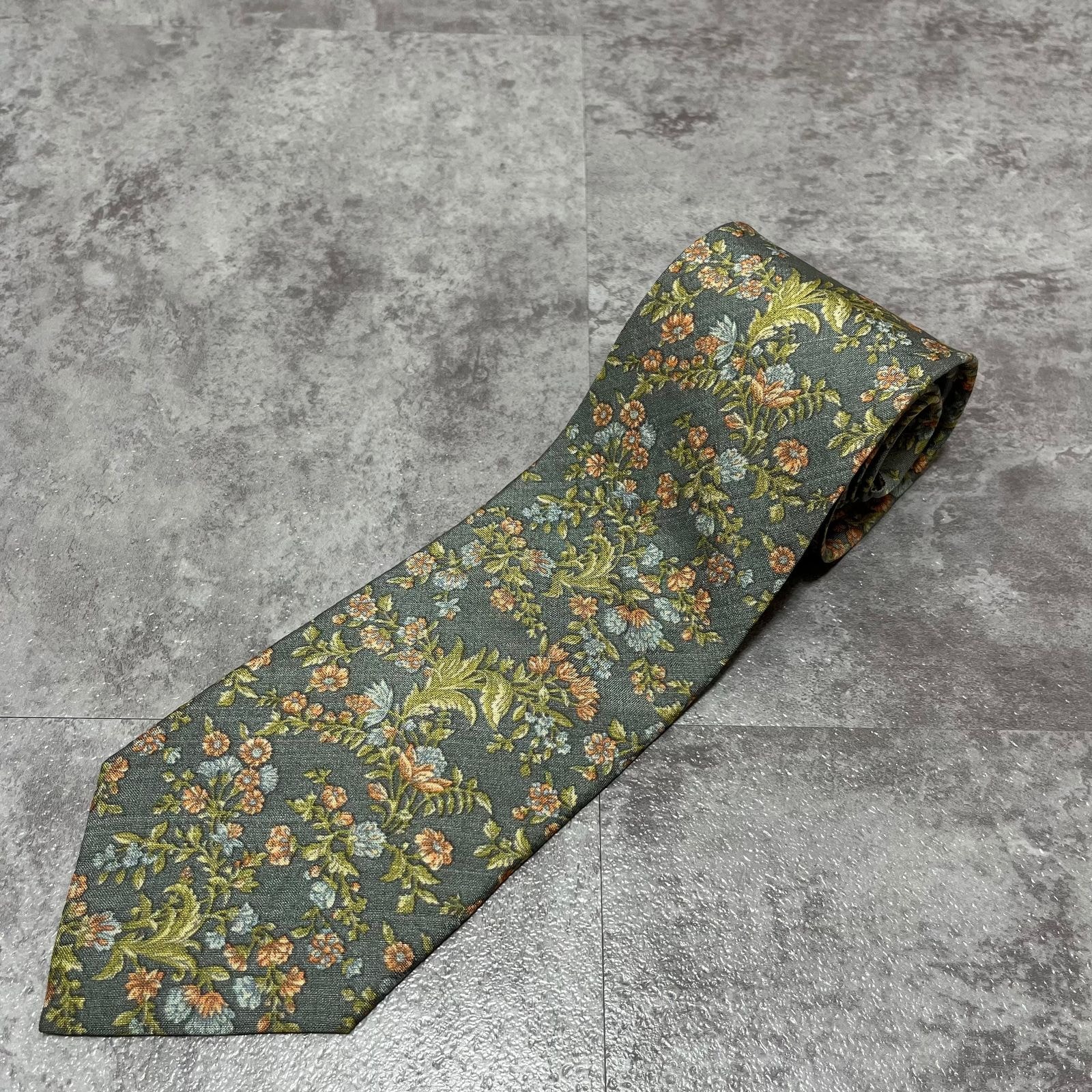 【Christian Dior】クリスチャンディオール 花柄ネクタイ フローラルモチーフ ボタニカル柄 シルク100% メンズ グリーン 緑色 マルチカラー 花柄 フローラル柄 ボタニカル柄 植物柄 リーフ柄 総柄ネクタイ ビジネスネクタイ ブランドネクタイ