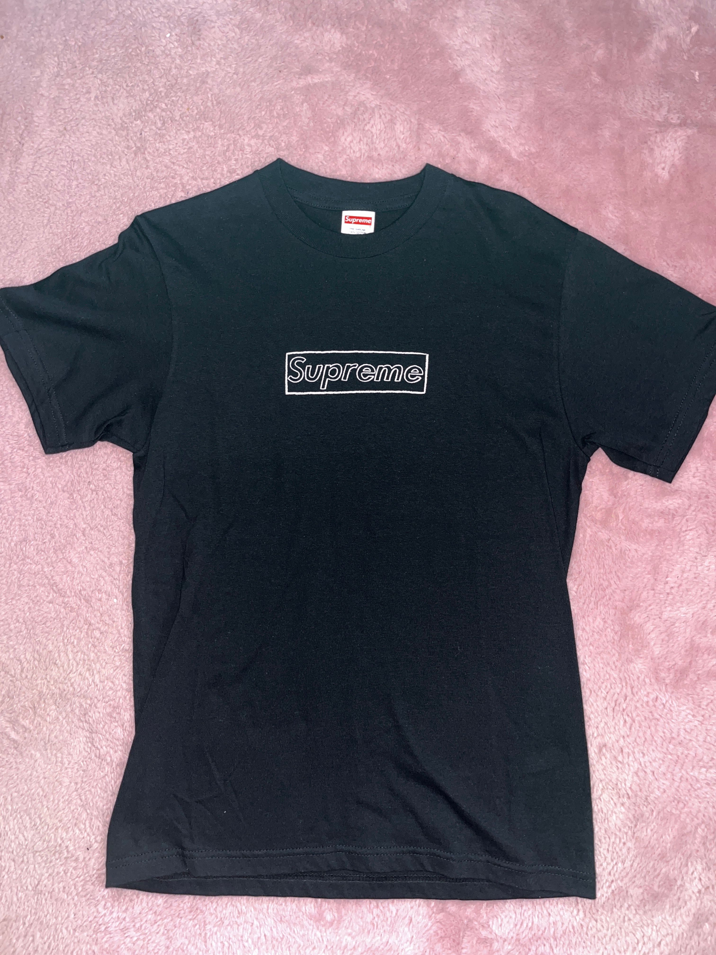 シュプリーム カウズ チョーク ロゴ Tシャツ "ブラック"