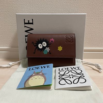 LOEWE x Spirited Away Susuwatari Small Vertical Wallet In Classic Calfskin "Havana"