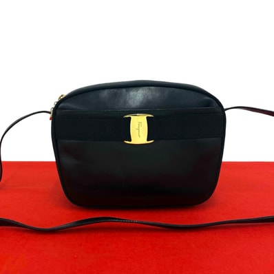 Salvatore Ferragamo サルヴァトーレフェラガモ ヴァラリボン 金具 レザー ショルダーバッグ ブラック
38594