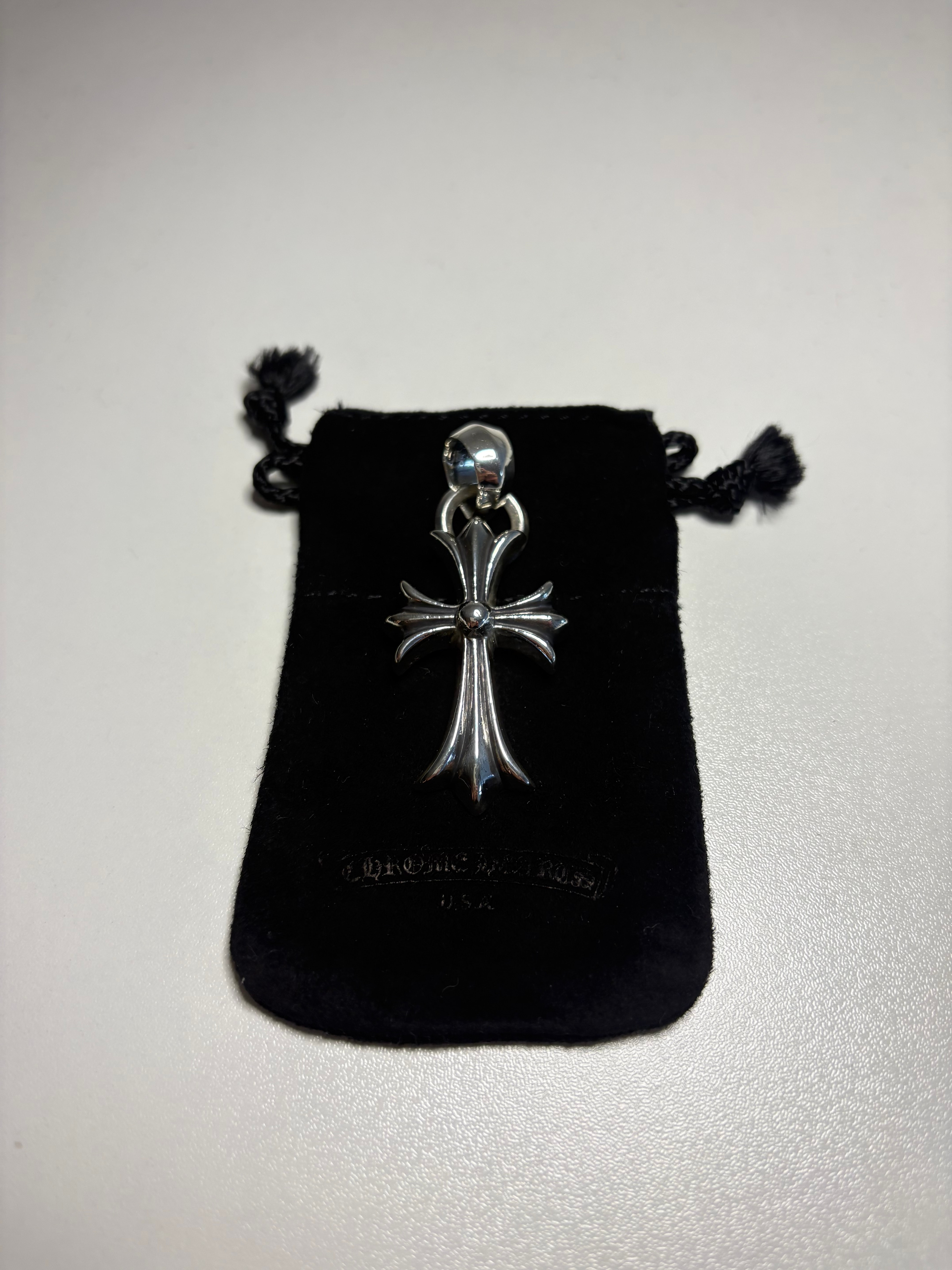 クロムハーツ CH クロス ペンダント スモール / プレーンベイル "シルバー"