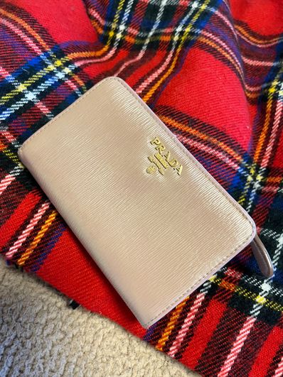 PRADA☆二つ折り財布☆カメオ