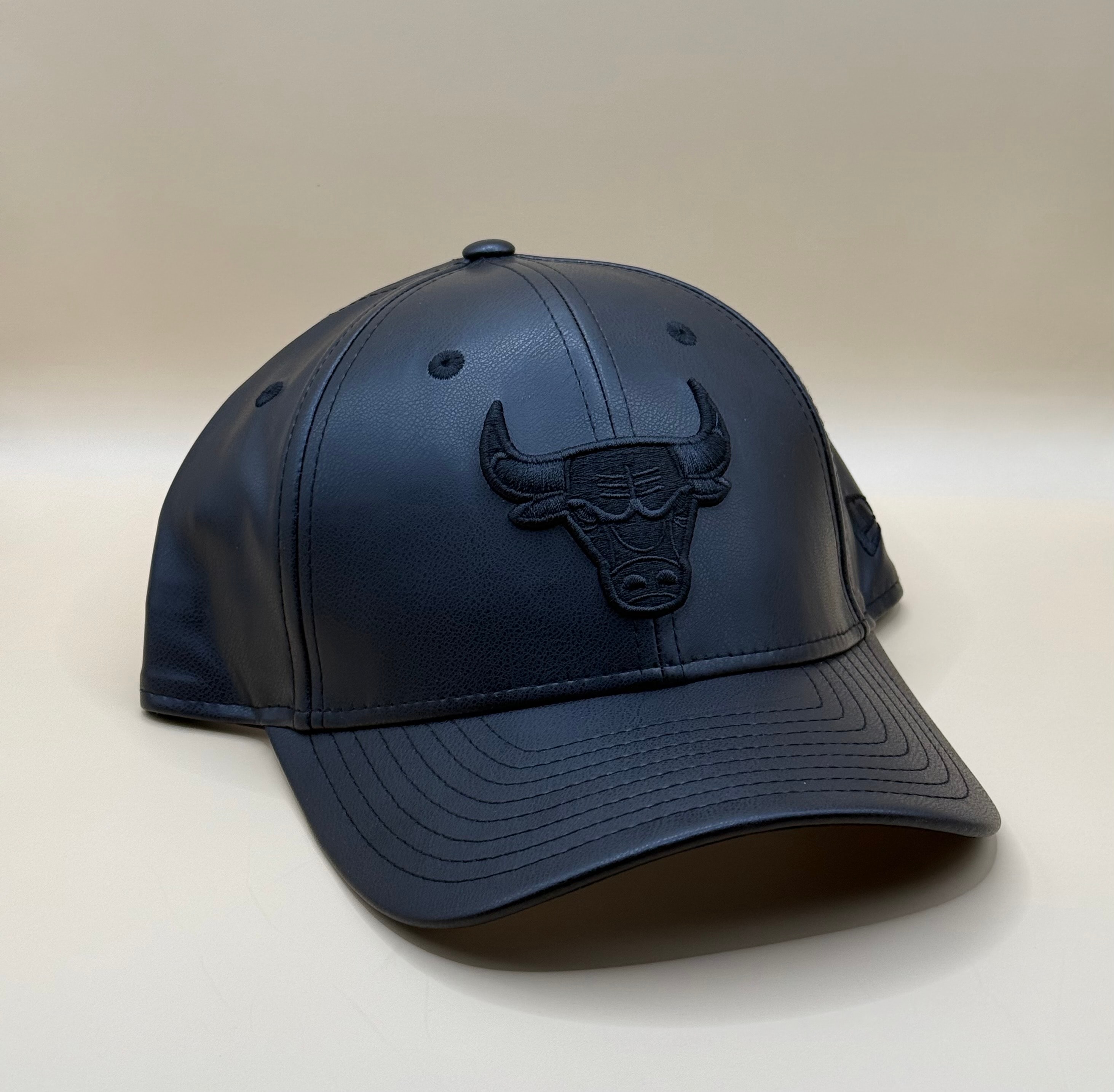NEW ERA 9FORTY シカゴ・ブルズPUレザー オールブラック キャップ