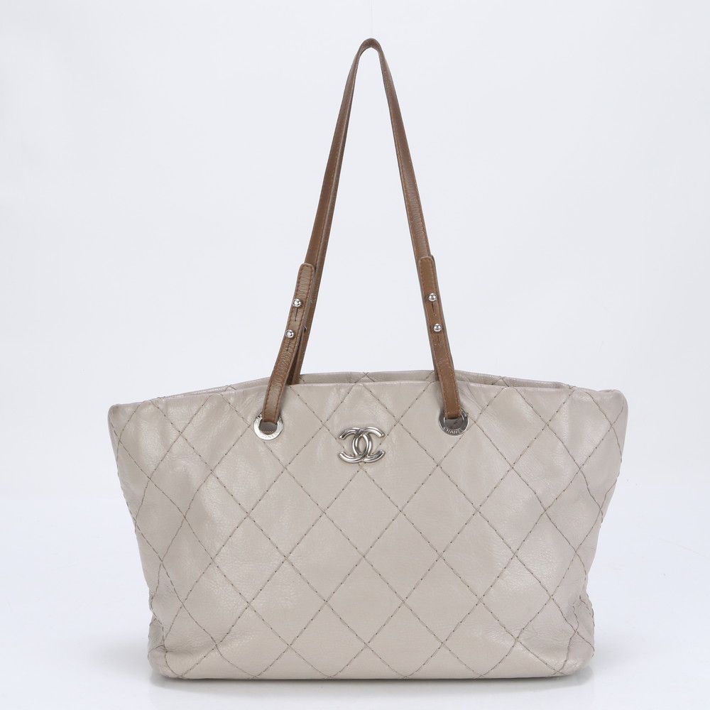 ■美品 シャネル オンザロードトート バッグ レザー