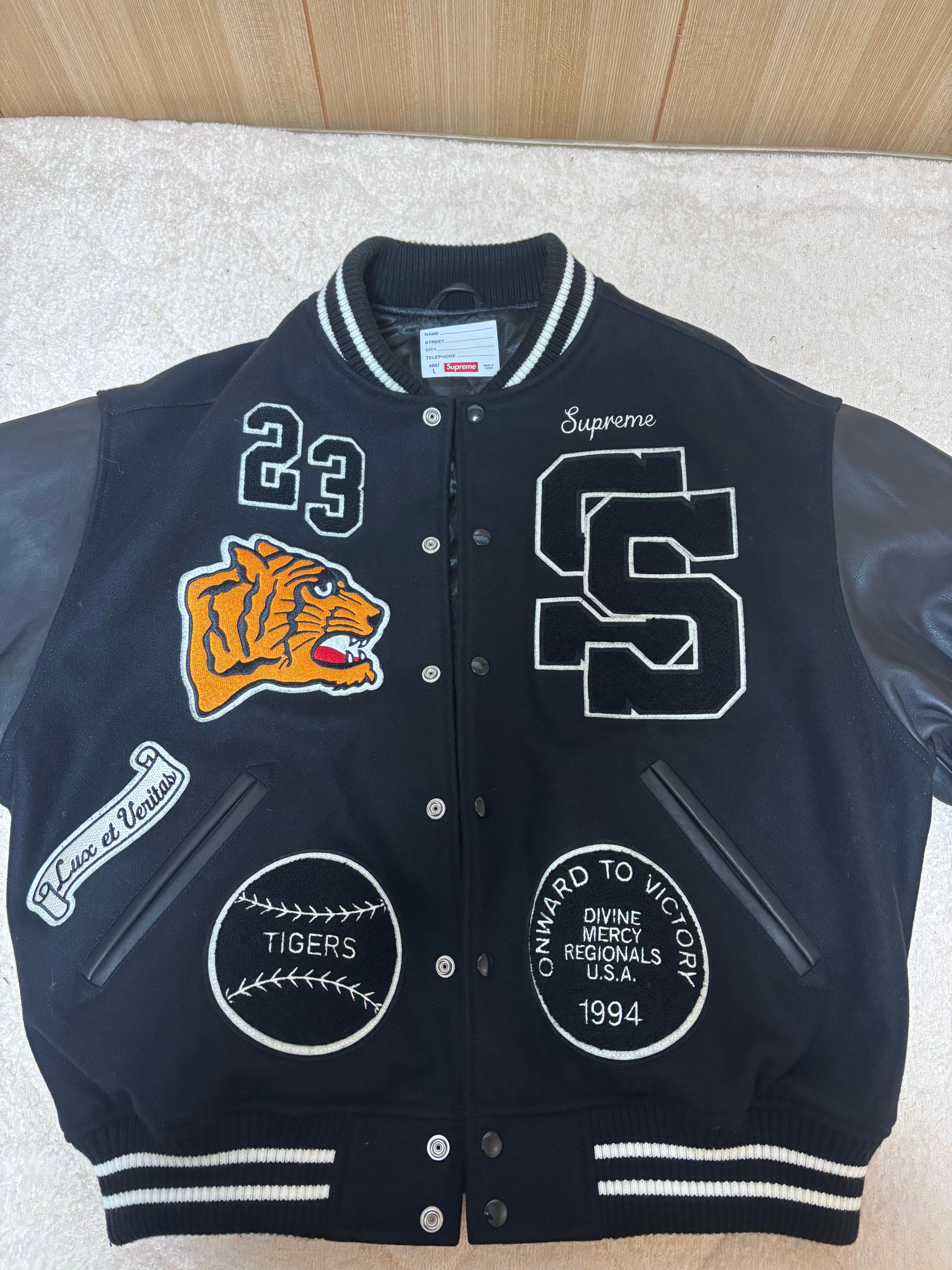 シュプリーム タイガー バーシティ ジャケット "ブラック"