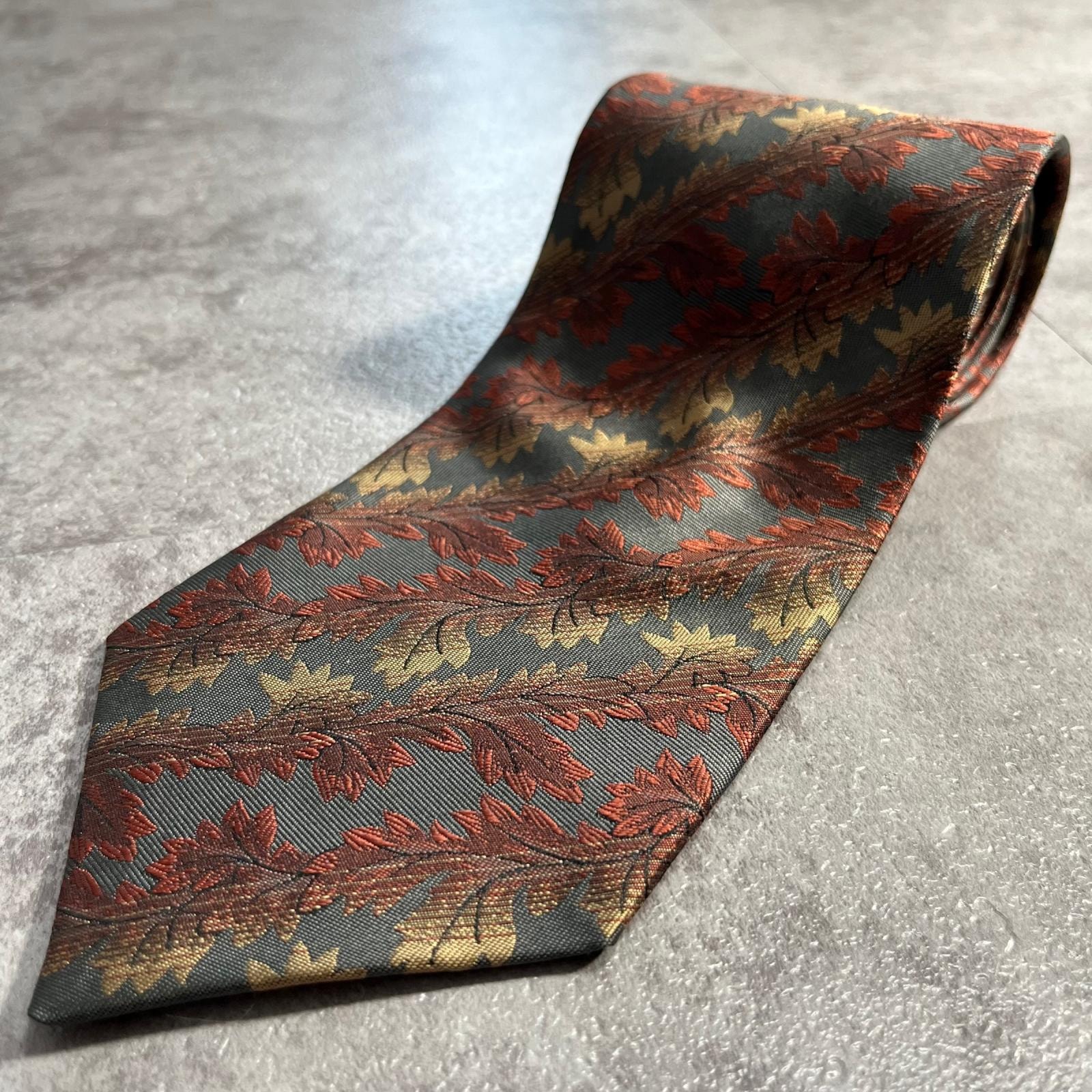 【YVES SAINT LAURENT】イヴサンローラン リーフ 葉柄 ネクタイ ボタニカル 枝葉 植物モチーフ 斜めストライプ 織り模様 グレー レッド