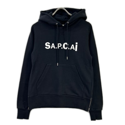 アーペーセー 【×sacai】21E2-COEON-M27655 ブラック フロントプリント フーディ XXS
