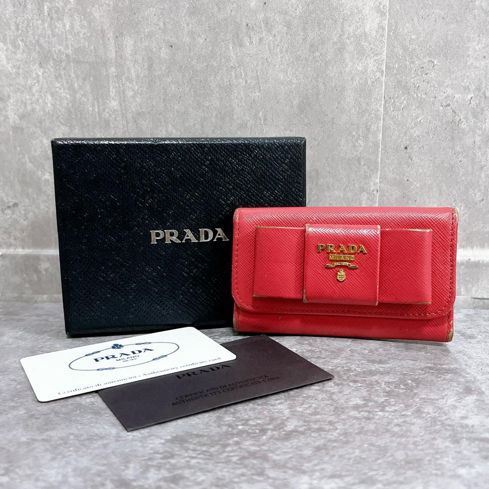 【PRADA】プラダ サフィアーノ フィオッコ キーケース リボン メタルロゴ レザー 箱 カード付き ゴールド金具 ピンク レディース 鍵入れ