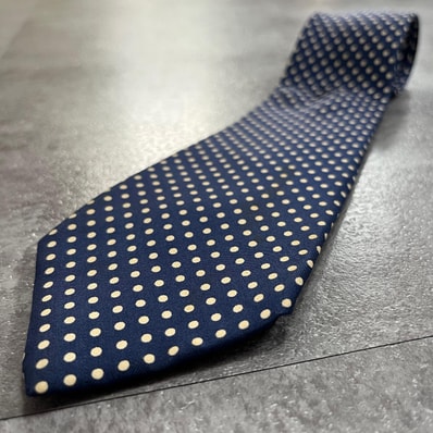 【HERMES】エルメス ドット柄 ネクタイ 水玉 小紋 小粒 丸模様 等間隔 斜め配置 総柄 クラシック 紳士 スーツ シルク ネイビー ベージュ