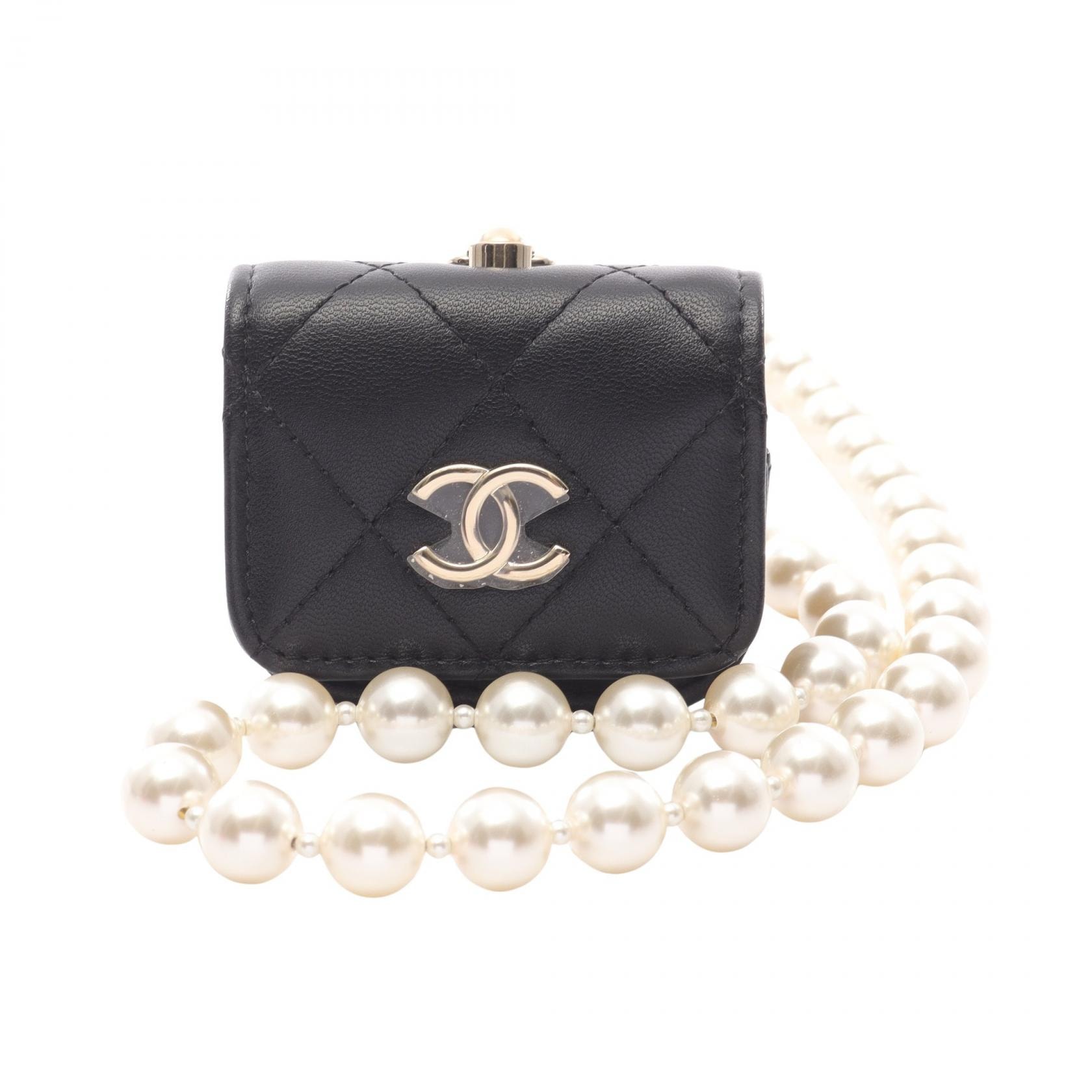 シャネル CHANEL マトラッセ AirPodsケース ショルダーストラップ付き 携帯・スマホアクセサリー アクセサリー ラムスキン(羊革) レディース ブラック系 【中古】