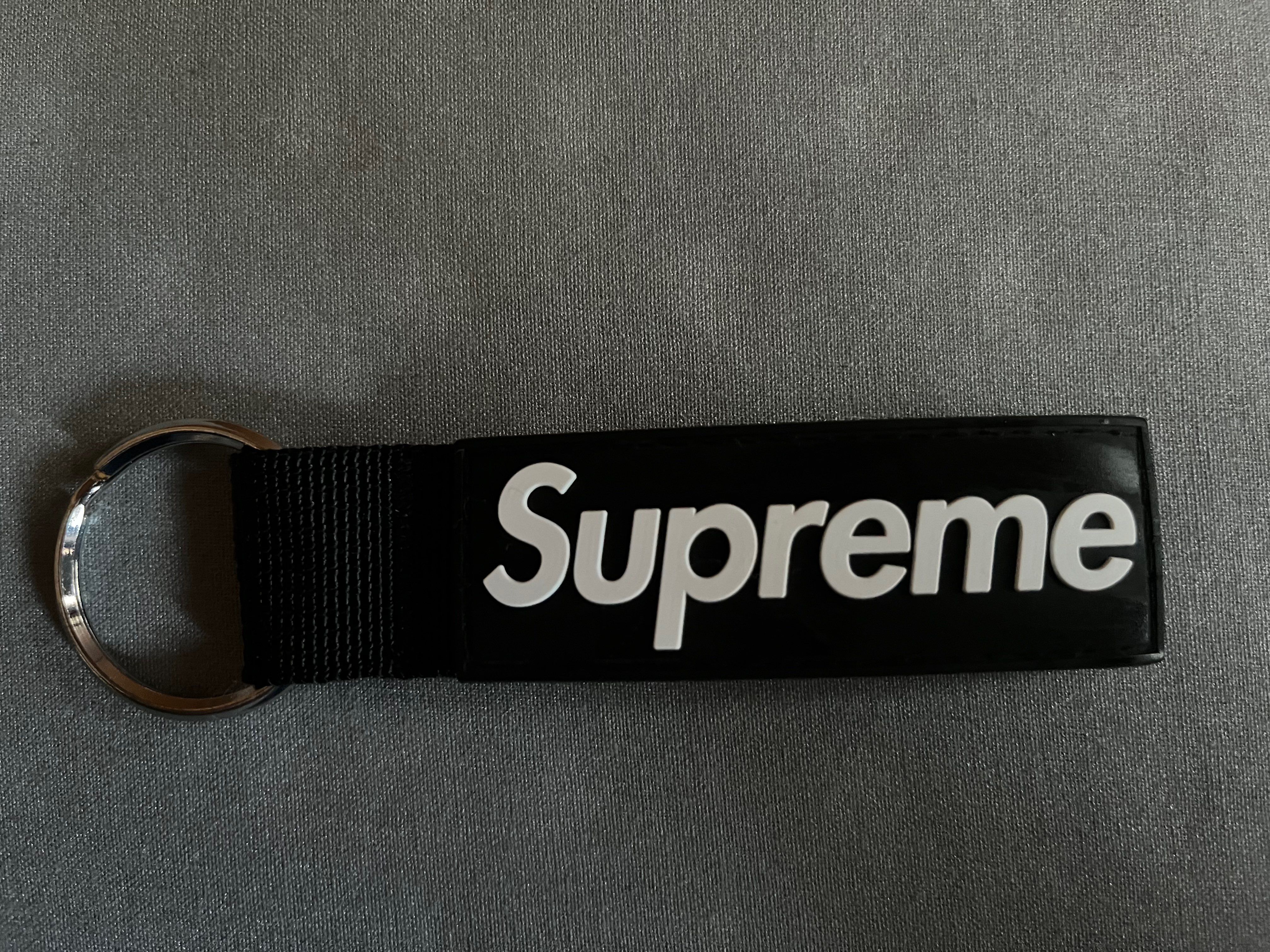 Supreme Webbing Keychain "Black" (20FW)
