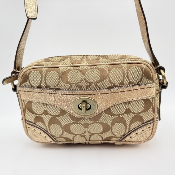 COACH(コーチ)シグネチャー ターンロック ショルダーバッグ キャンバス ベージュ系 ゴールドトーン金具 レディース