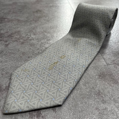 【HERMES】エルメス 三角形 トライアングル スパイラル 幾何学柄 ネクタイ シルバー グレー ライトブルー シルク100% フランス製 メンズ