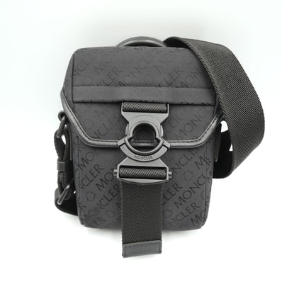 MONCLER(モンクレール)スプレッド クロスボディバッグ ショルダーバッグ ロゴ総柄 ブラック ナイロン メンズ ユニセックス H209A6B00002 M2424【中古】