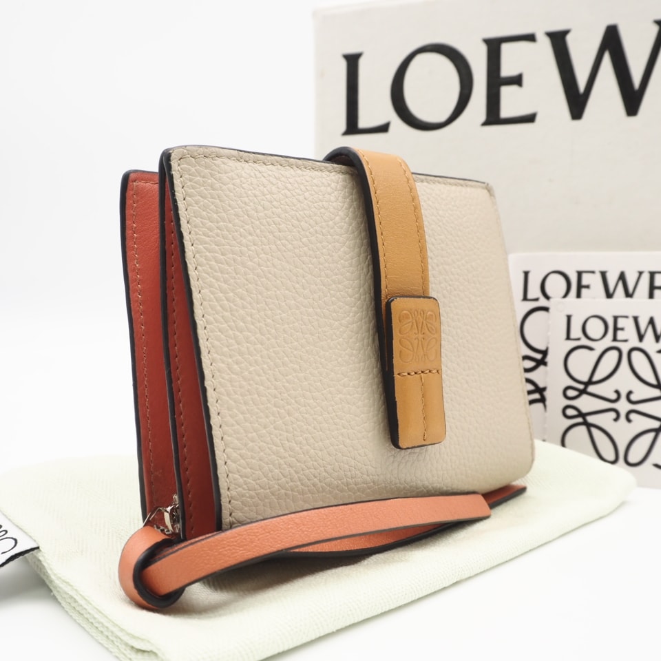 LOEWE ロエベ ソフトグレインカーフソフトグレインカーフ コンパクト ジップウォレット ライトオーツ ハニー C660Z41X02 二つ折り財布 ベージュ ピンク グレインカーフレザー レディース