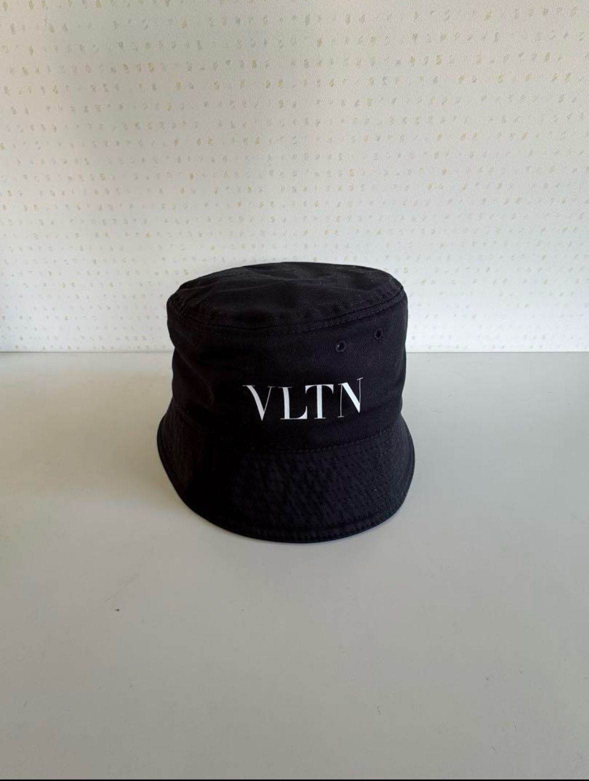 ヴァレンティノ VLTN バケットハット ”ブラック” XY2HGA11UXI 0NIの