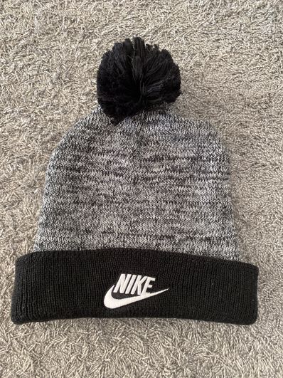 ナイキボンボンニット