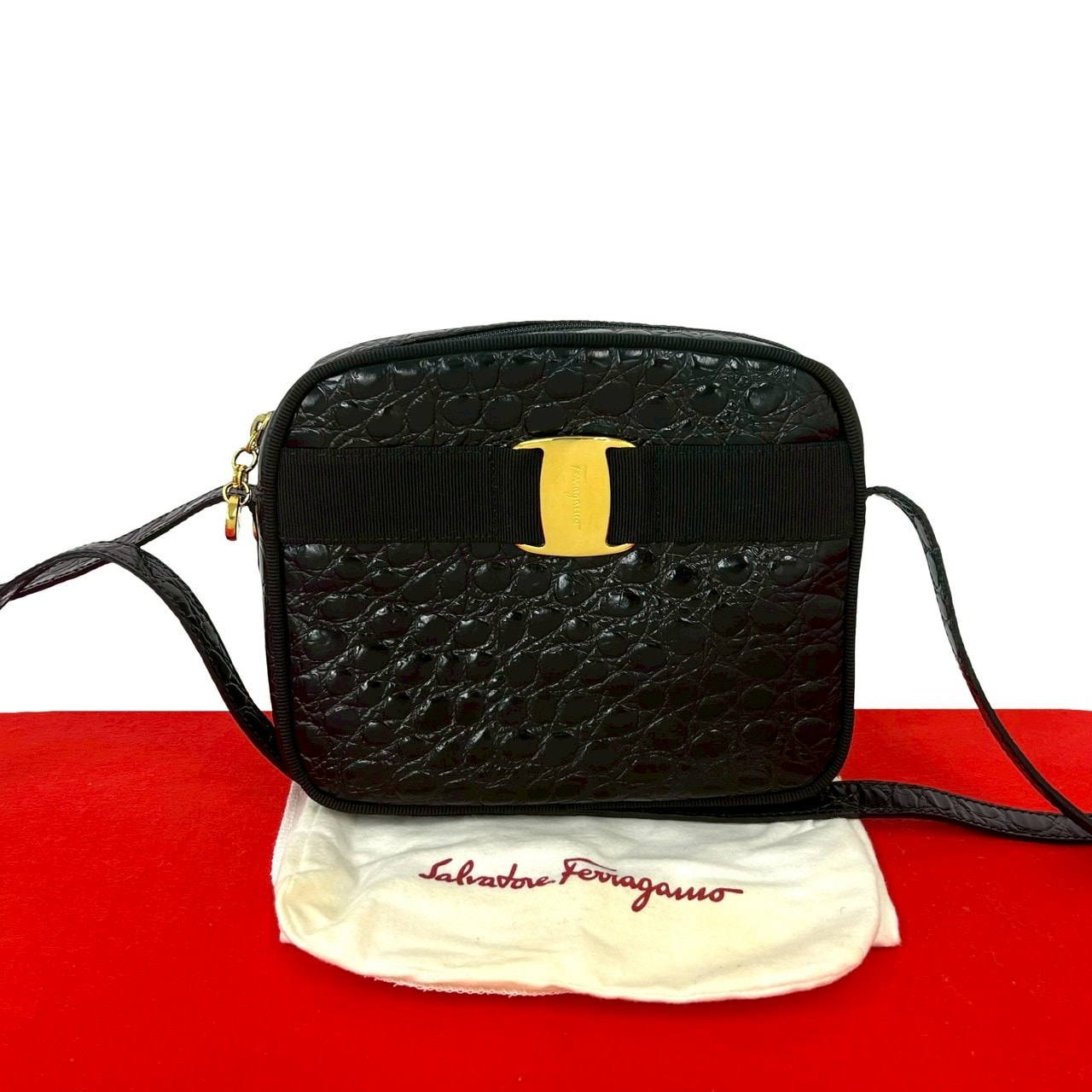 Salvatore Ferragamo サルヴァトーレフェラガモ ヴァラリボン 金具 レザー ショルダーバッグ ブラック
 95204