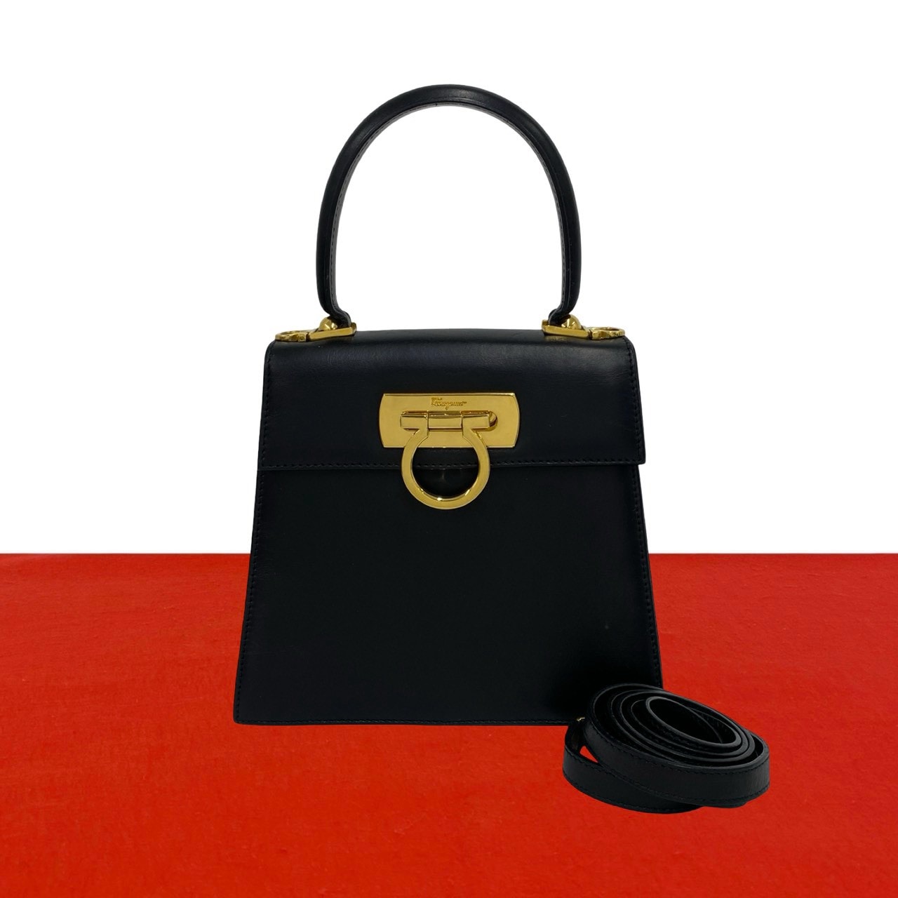 Salvatore Ferragamo サルヴァトーレフェラガモ ガンチーニ 金具 レザー ショルダーバッグ ブラック
 65362