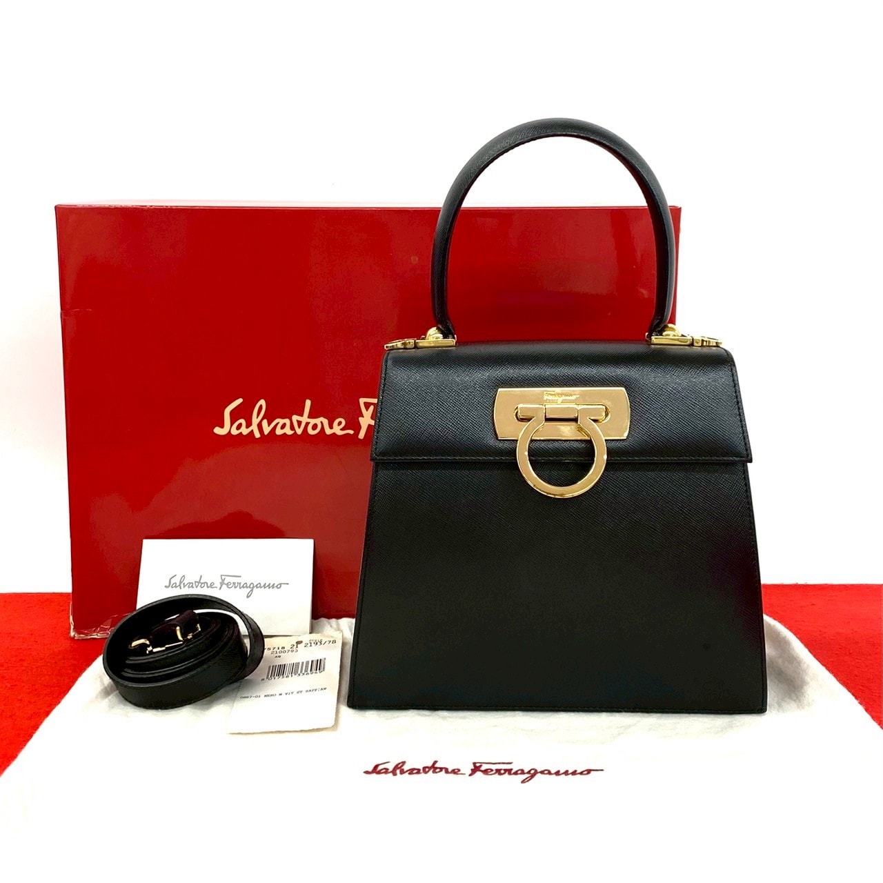 Salvatore Ferragamo サルヴァトーレフェラガモ ガンチーニ 金具 レザー ショルダーバッグ ブラック
 42395