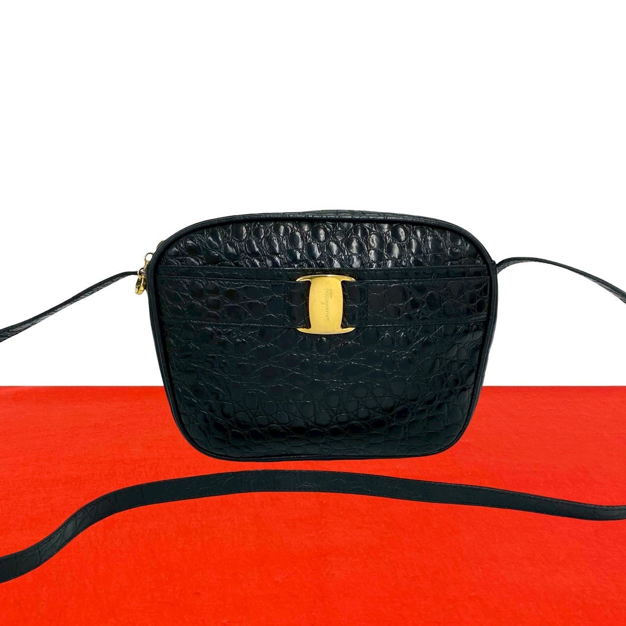 Salvatore Ferragamo サルヴァトーレフェラガモ ヴァラ 金具 レザー ショルダーバッグ ブラック
 73909
