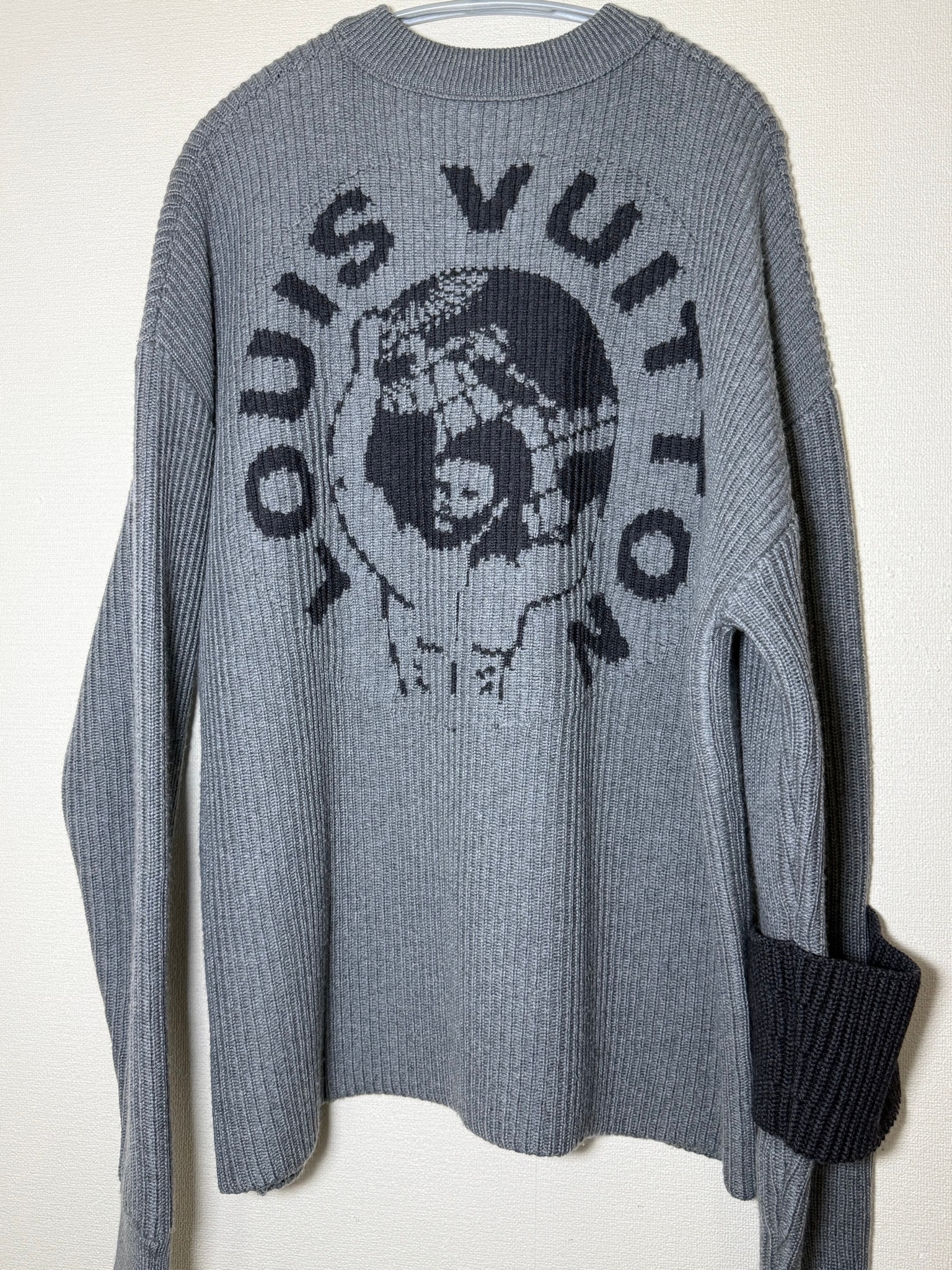LOUIS VUITTON ルイ ヴィトン ニット サイズ M メンズ ワールドロゴジャガード バックロゴ ミドルゲージ RM192 OZJ HNH89W クルーネック ウール 100% トップス グレー