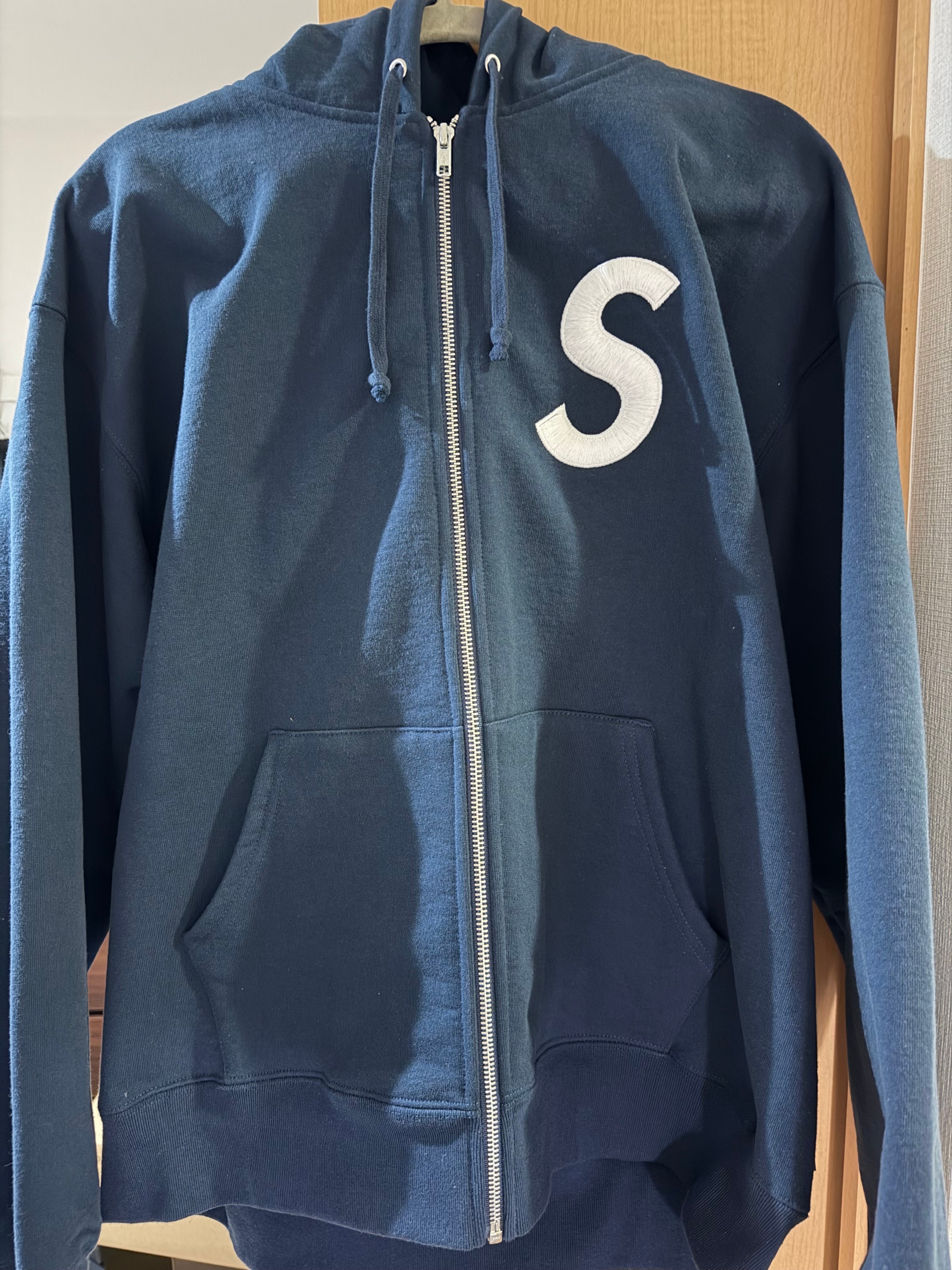 シュプリーム Sロゴ ジップアップ フーデッド スウェットシャツ (25FW) "ネイビー"