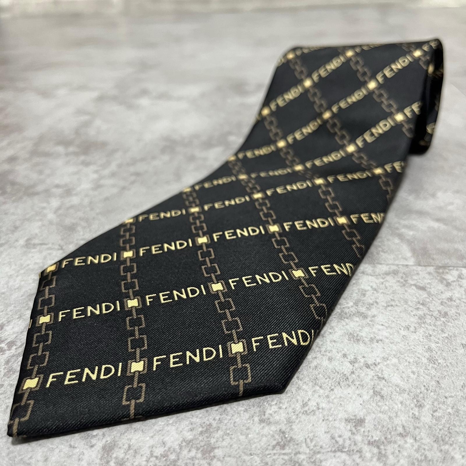 【FENDI】フェンディ FENDIロゴ総柄 チェーンリンク スクエア 幾何学柄 ブラック 黒 ゴールド シルク100% ネクタイ メンズ ヴィンテージ