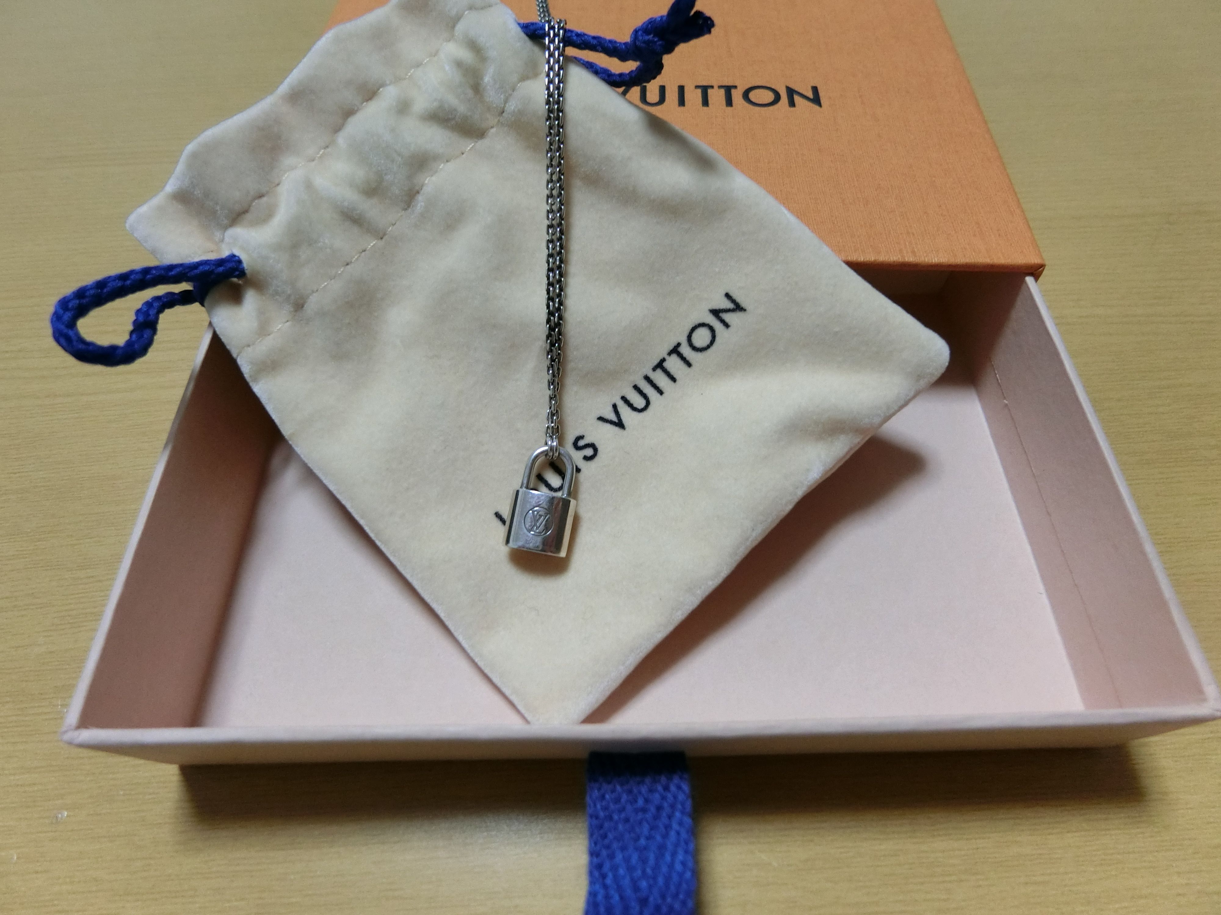 Louis Vuitton Pendentif Silver Lock it 