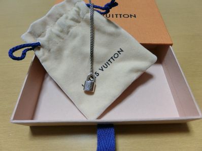 Louis Vuitton Pendentif Silver Lock it