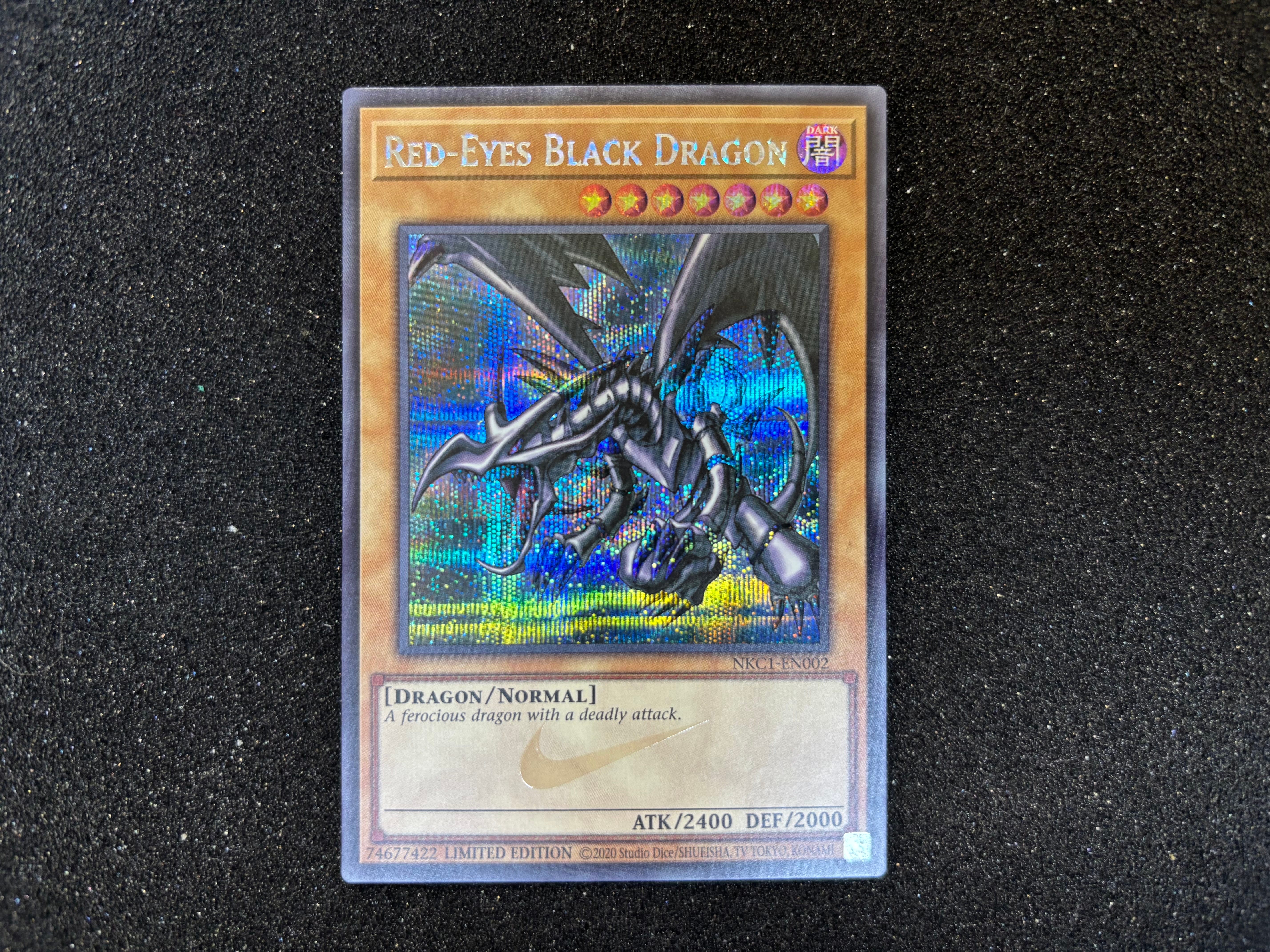 真紅眼の黒竜 SE [NKC1-EN002](遊戯王 x ナイキ エアーマックス 95 QS エアーマッスル House of Duel - 童実野町決闘遊戯館 限定プロモ) 