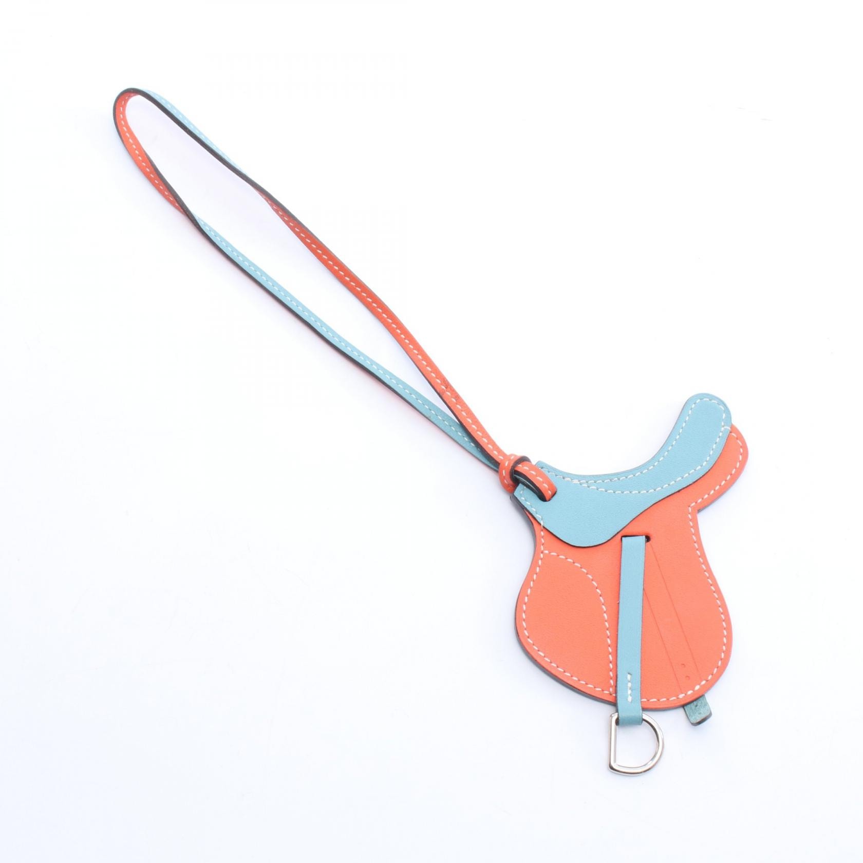 エルメス HERMES パドック セル チャーム アクセサリー レザー ヴォースイフト ヴォースイフト オレンジポピー レディース オレンジ系 / ブルー系 / ブルーサンシール 【中古】