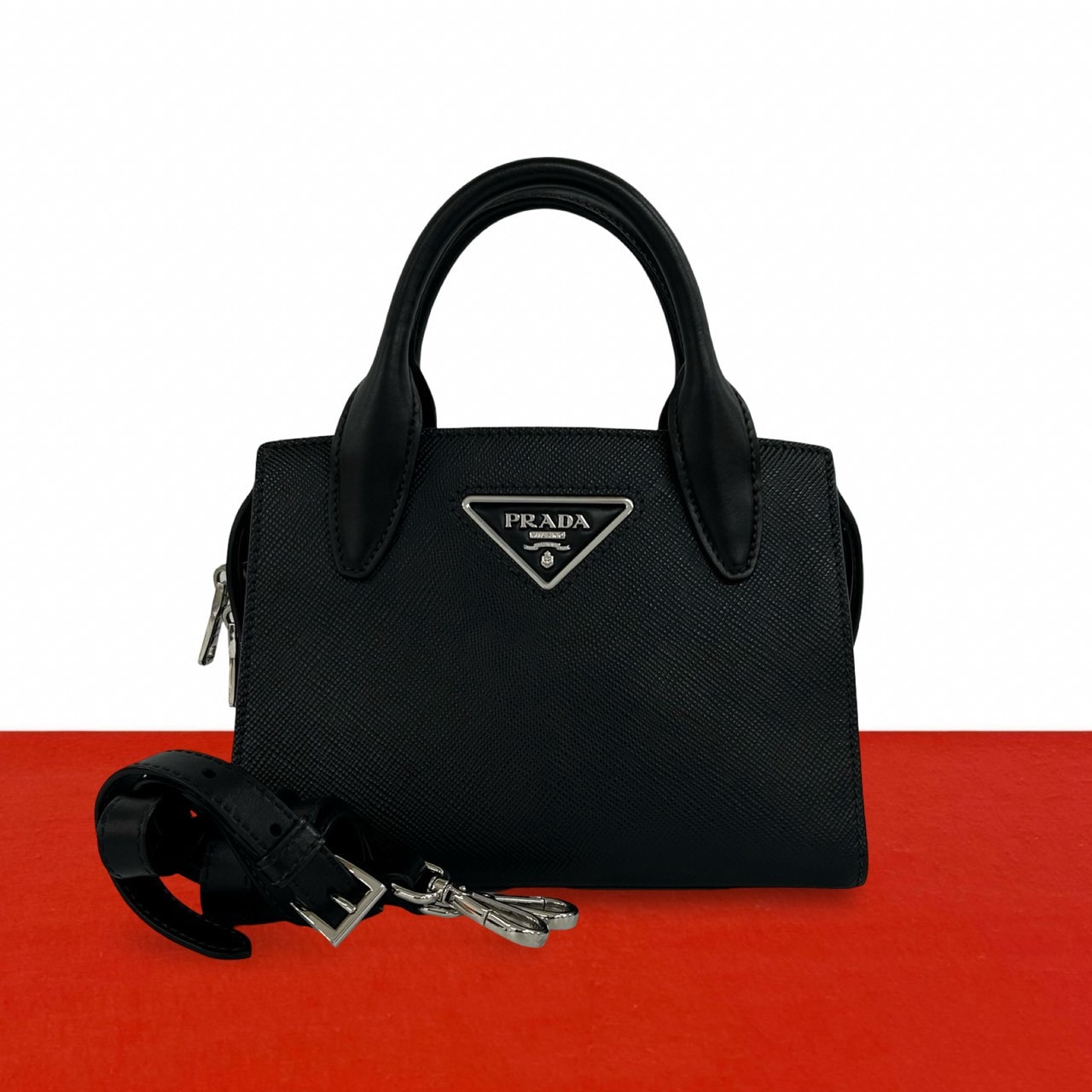PRADA プラダ クリステン 三角ロゴ 金具 レザー ショルダーバッグ ブラック
30590