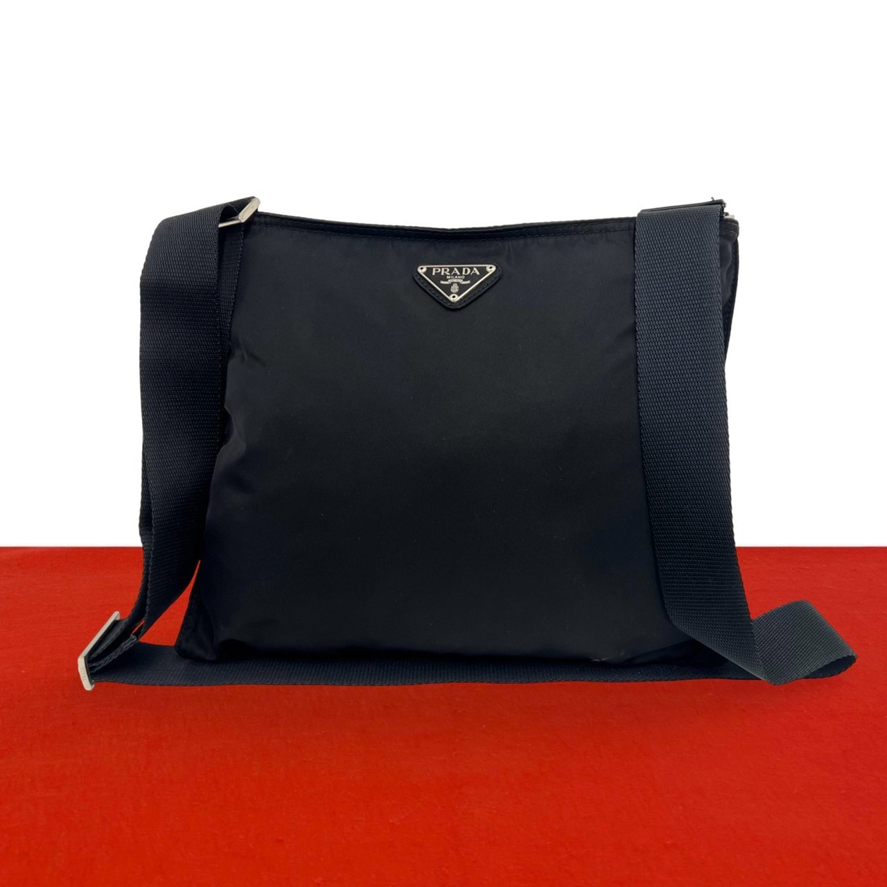 PRADA プラダ 三角ロゴ 金具 ナイロン ショルダーバッグ ブラック
 19606