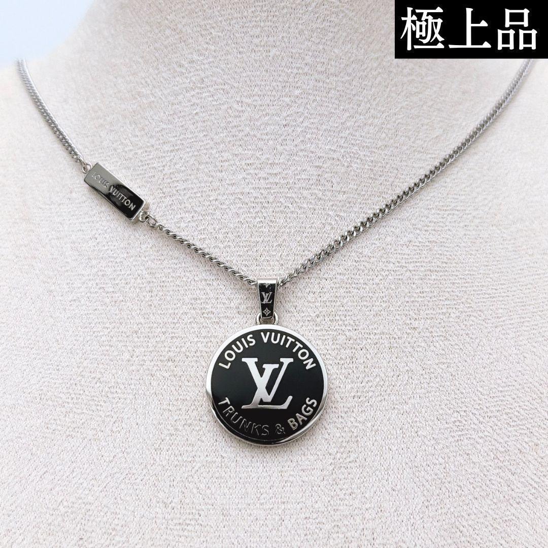 Louis Vuitton LV Award Pendant "Noir"