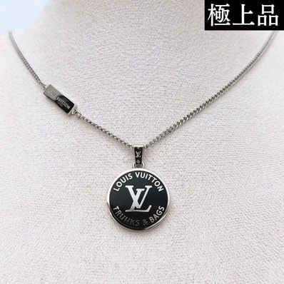 Louis Vuitton LV Award Pendant "Noir"