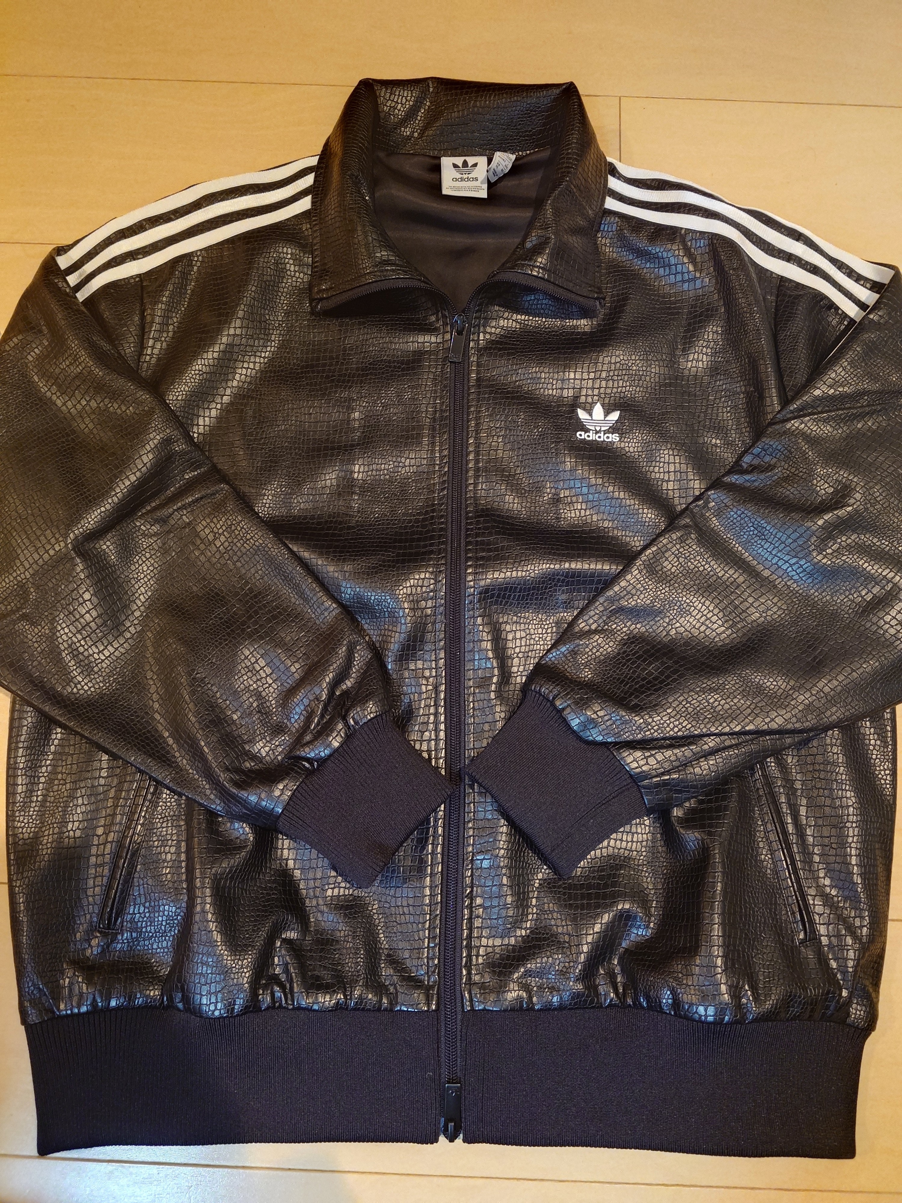 adidas プレミアムフェイクレザー トラックジャケット パイソン