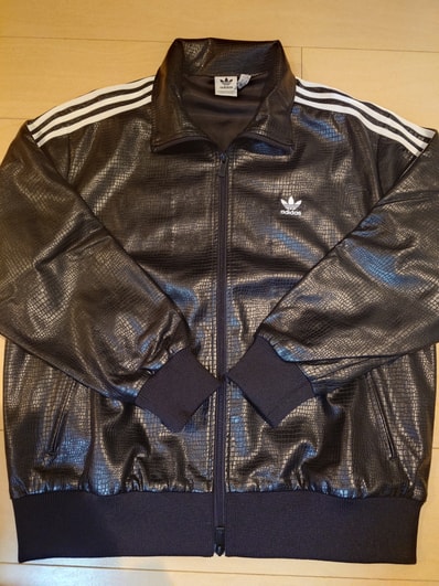 adidas プレミアムフェイクレザー トラックジャケット パイソン