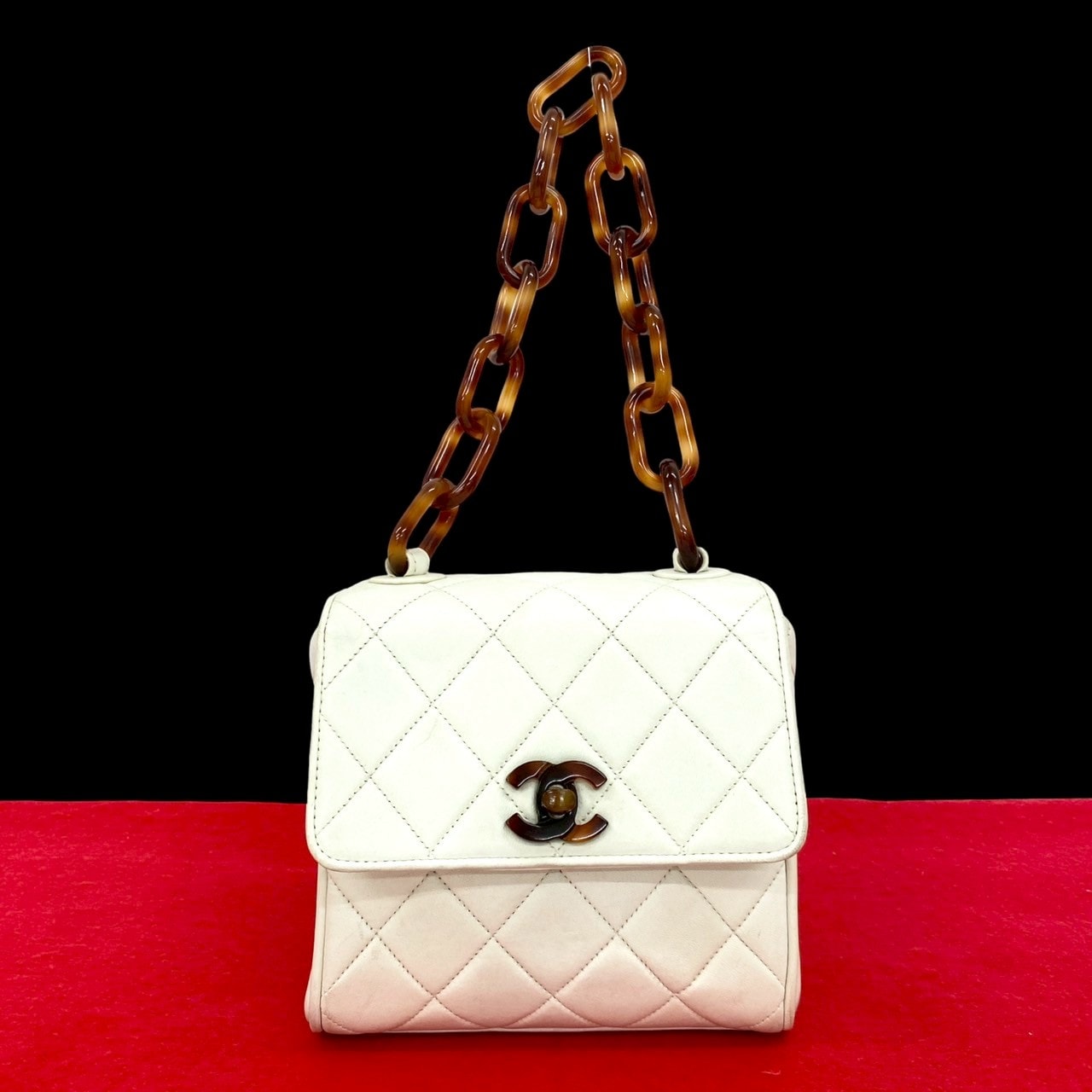 CHANEL シャネル マトラッセ ココマーク ラムスキン プラスチック ハンドバッグ ホワイト
 21409