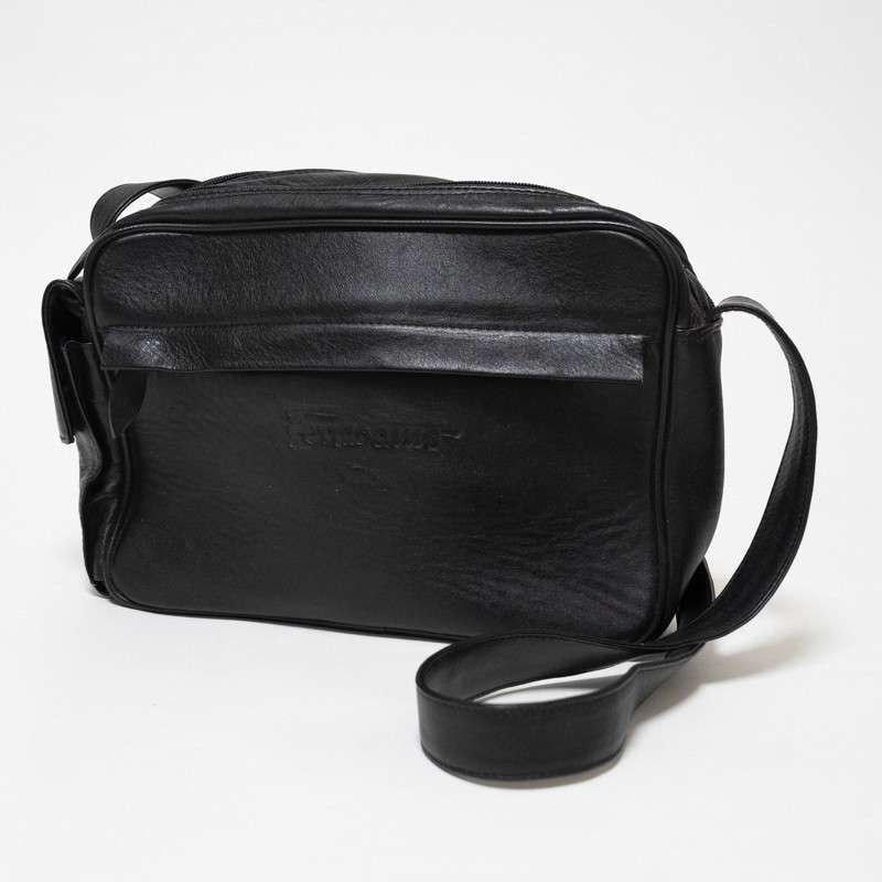 フェラガモ Ferragamo ショルダーバッグ レザー 革 バッグ 黒