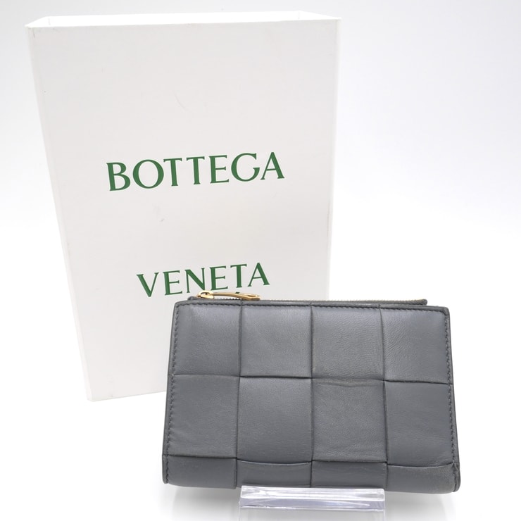 BOTTEGA VENETA(ボッテガ・ヴェネタ)カセット スモール ファスナーウォレット 二つ折り財布 グレー レザー ゴールド金具 レディース【中古】