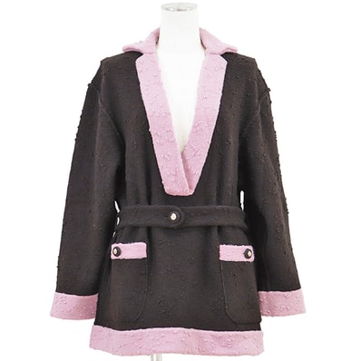 【未使用】CHANEL シャネル ニットトップス サイズ 42 レディース P78382 2024AW プルオーバー ミドルゲージ × ブークレ バイカラー ライオンボタン Vネック ロングスリーブ 長袖 ベルト・タグ付属 ダークブラウン ピンク 茶色 桃色