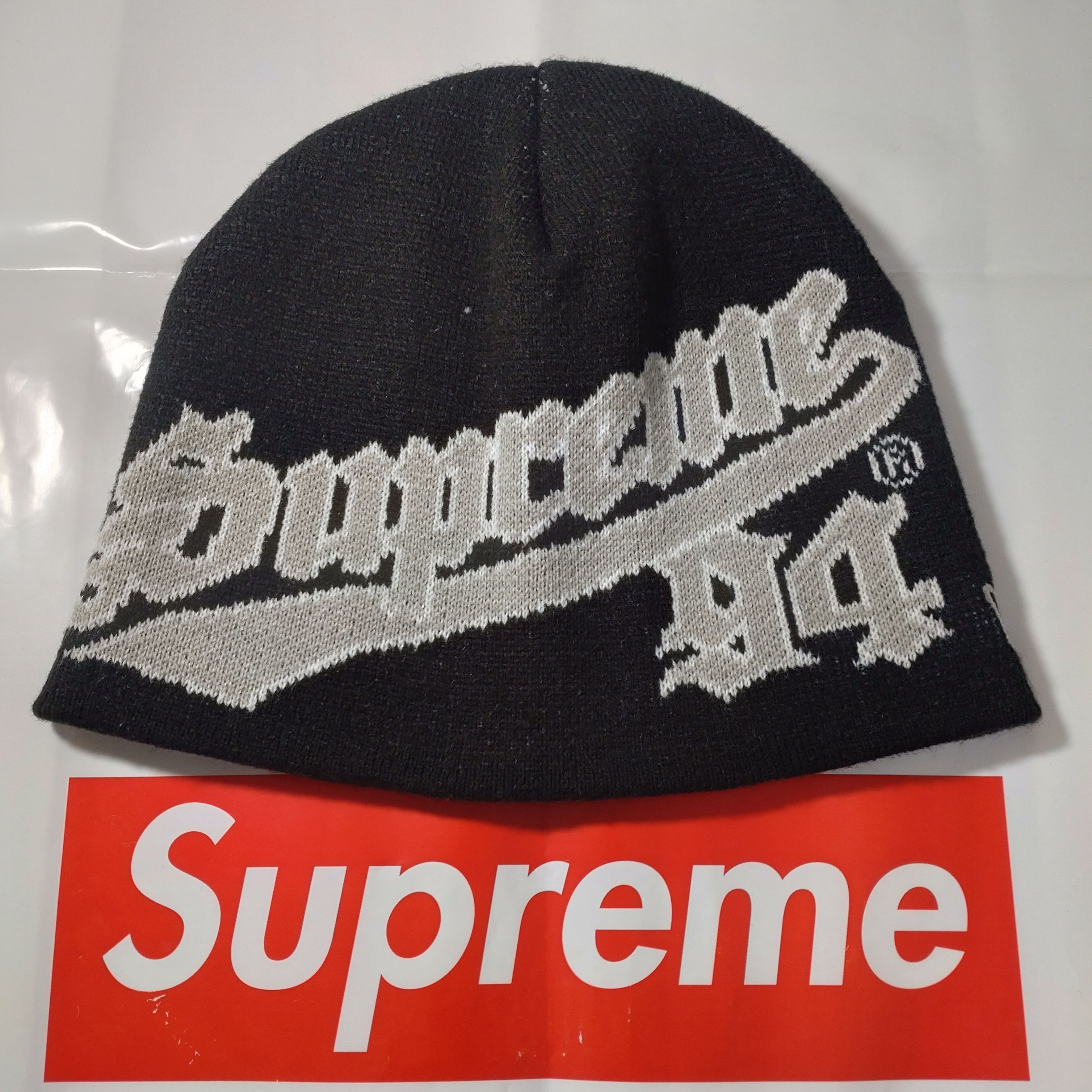 シュプリーム ニューエラ スクリプト ビーニー "ブラック"